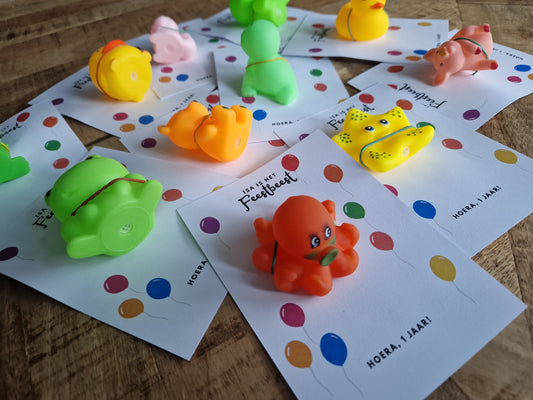 Hoe bevestig je een cadeautje op een traktatiekaart?